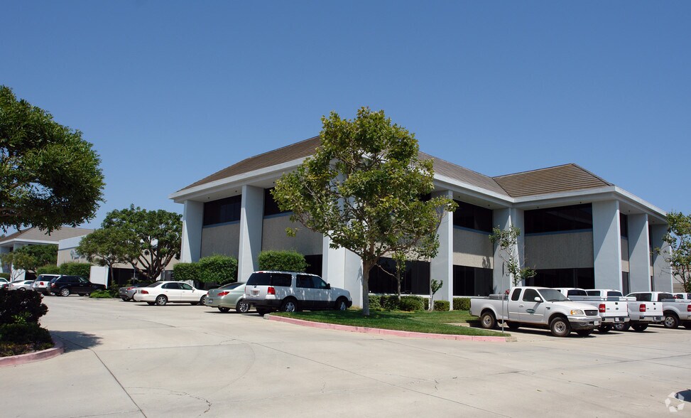 More Photos Of 1320 Flynn Rd, Camarillo Flex For Lease
