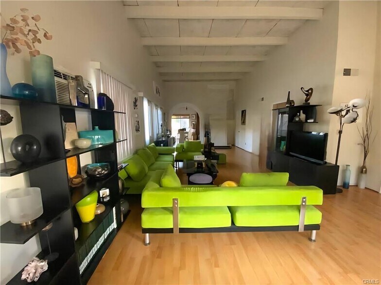 More Photos Of 5665 Franklin Ave, Los Angeles Apartments For Sale