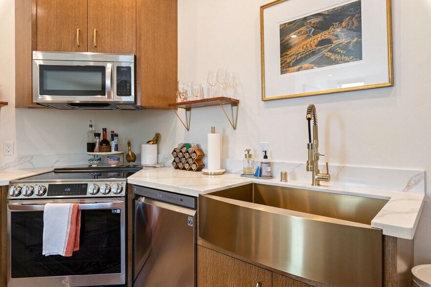 More Photos Of 302 N Main St, Lakeport Storefront For Sale