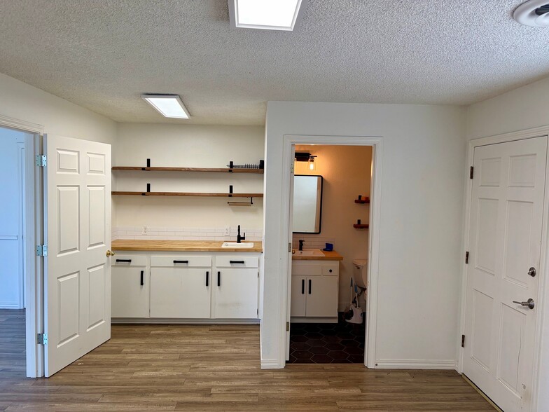 More Photos Of 5042-5060 Commercial St SE, Salem Office For Lease