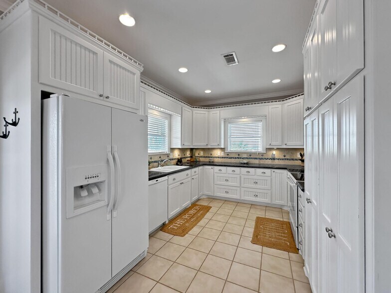 More Photos Of 944 Raymond, Crystal Beach Specialty For Sale