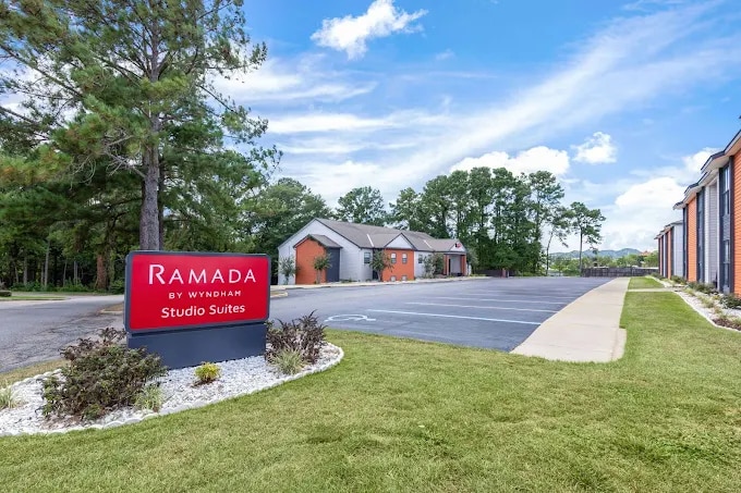 Primary Photo Of 112 Rock Bridge Rd, Dothan Hotel For Sale