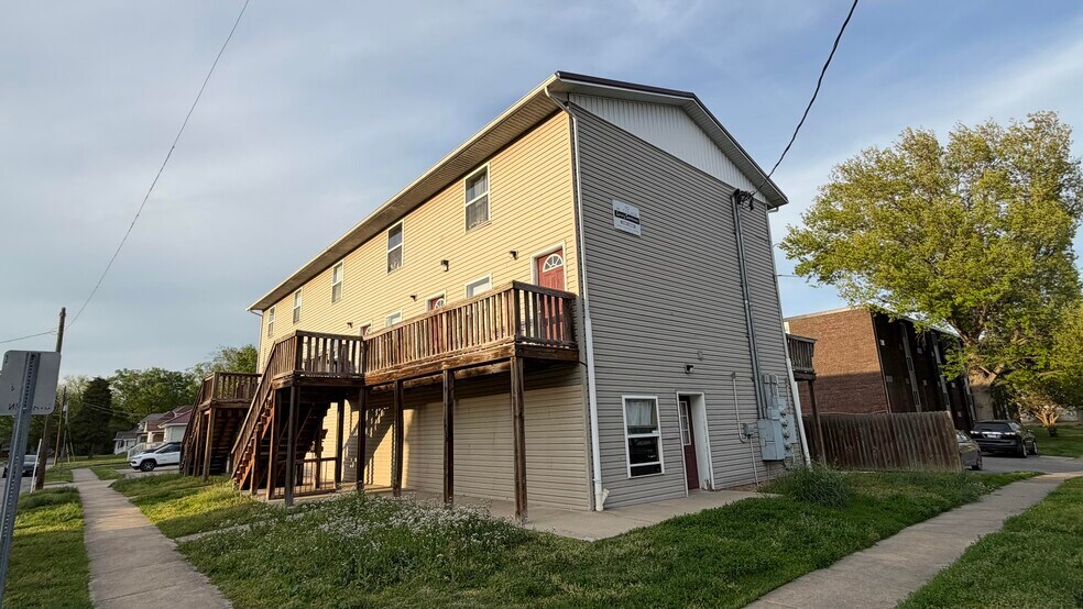 More Photos Of 710 W College St, Carbondale Multifamily For Sale