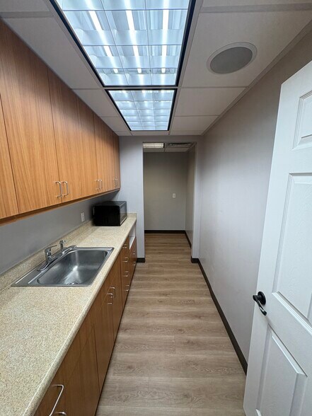 More Photos Of 937-949 Pioneer, Draper Office For Lease