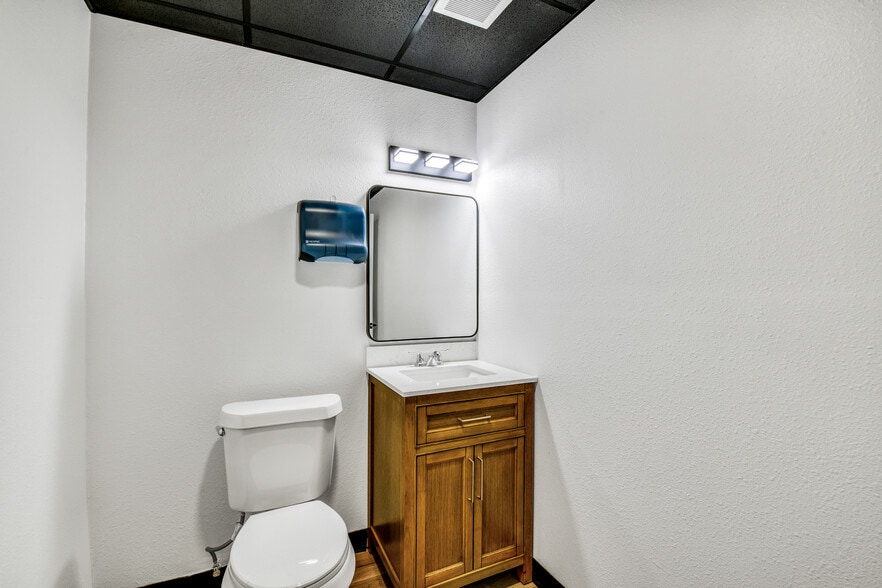 More Photos Of 3115 Sabine St, Forest Hill Warehouse For Sale