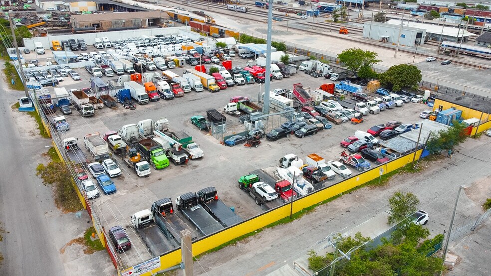 More Photos Of 3600 NW 95th St, Miami Auto Dealership For Lease