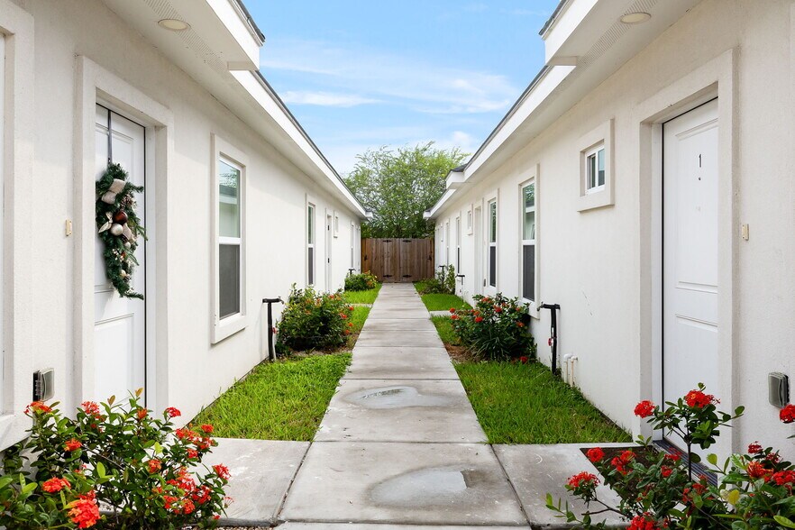 More Photos Of 305 Lauryn Dr, San Juan Apartments For Sale