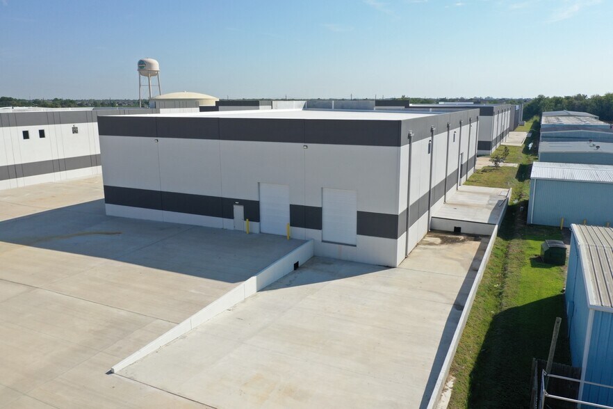 More Photos Of 1613 Main st, Pearland Unknown For Lease