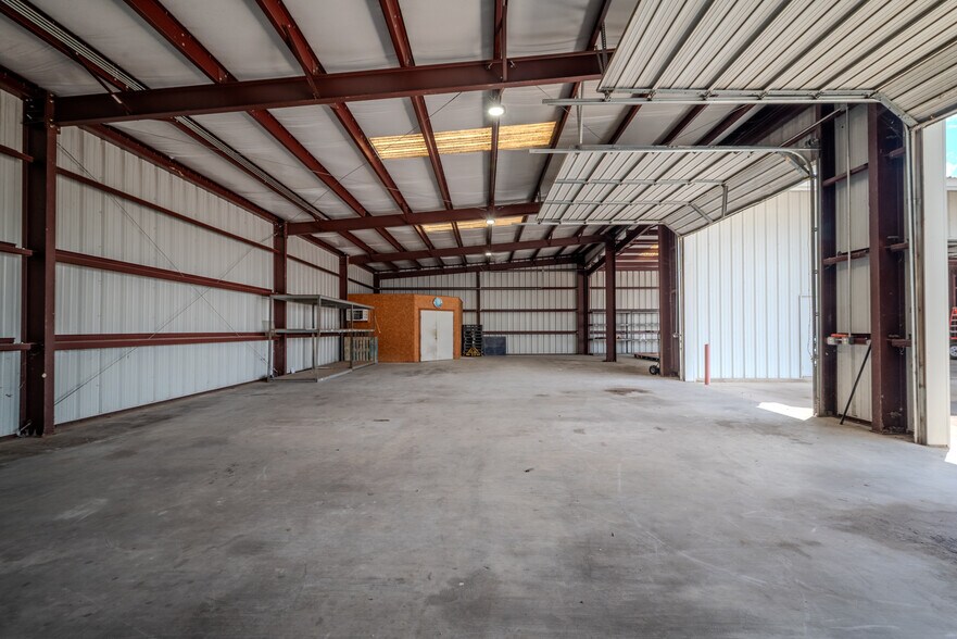 More Photos Of 619 E Jackson St, El Campo Warehouse For Sale