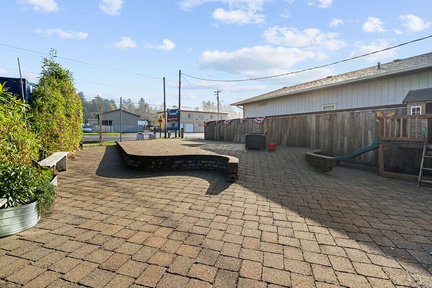 More Photos Of 6425 Pacific Ave, Cloverdale General Retail For Sale