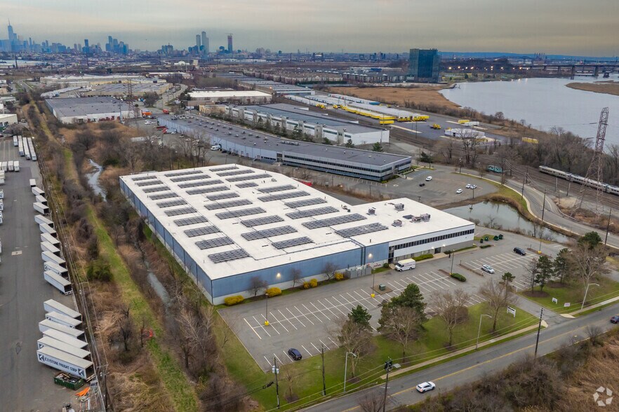 More Photos Of 550 Meadowlands Pky, Secaucus Warehouse For Lease