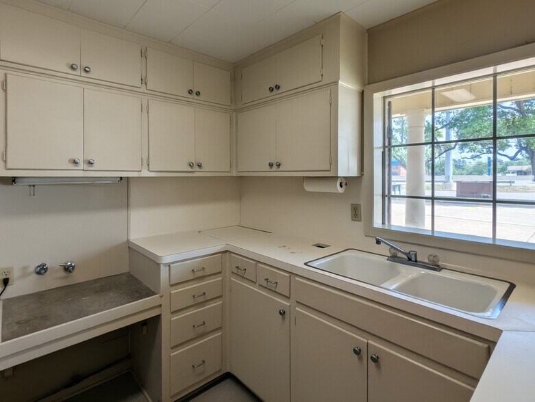 More Photos Of 3635 Eastex Fwy, Beaumont Office For Sale