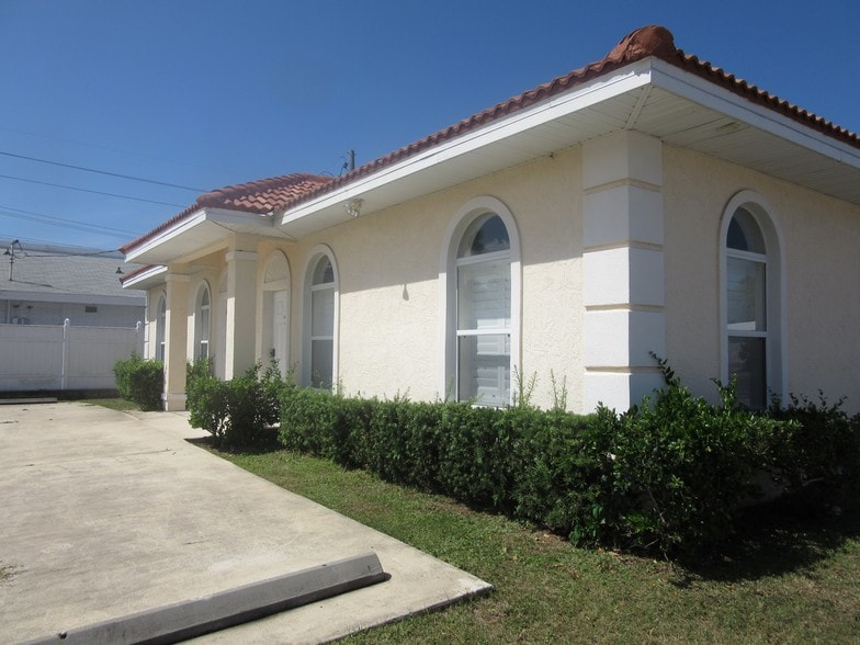 More Photos Of 1614 S Ridgewood Ave, Daytona Beach Medical For Lease