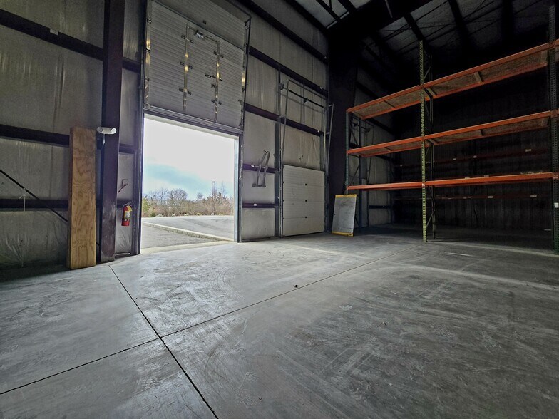 More Photos Of 231 Commerce Dr, Fall River Warehouse For Lease