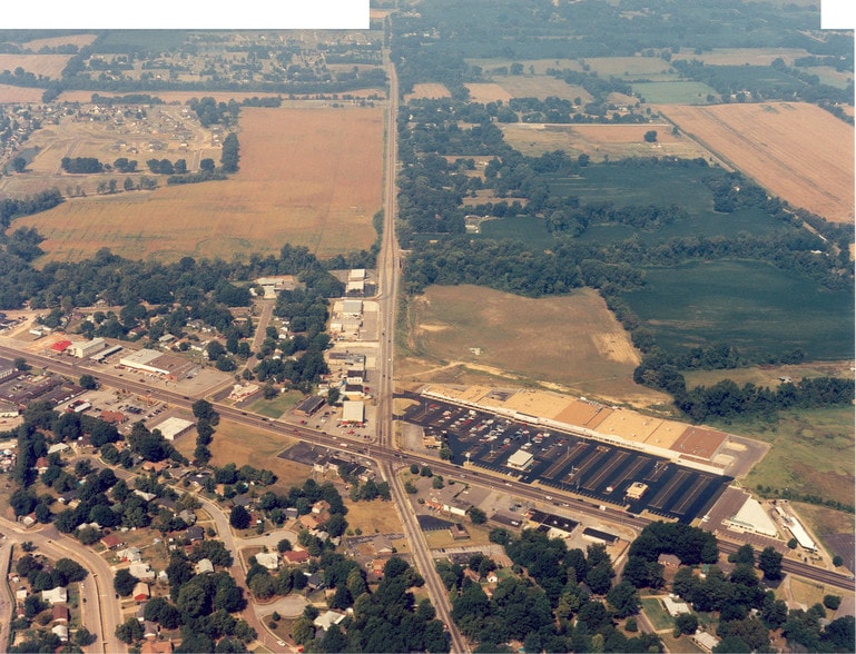 More Photos Of 8017-8061 US Highway 51 N, Millington Storefront For Lease