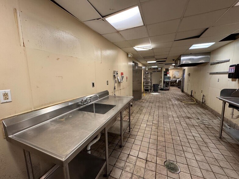 More Photos Of 2949 Dixie Hwy, Hamilton Restaurant For Sale