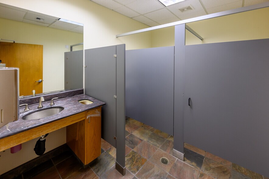 More Photos Of 296 SW Columbia St, Bend Office For Sale