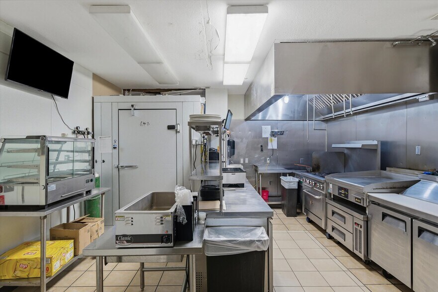 More Photos Of 109 N Houston St, Edgewood Restaurant For Sale