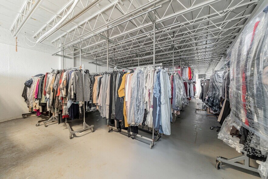 More Photos Of 8515 Av 9e, Montréal Light Manufacturing For Lease