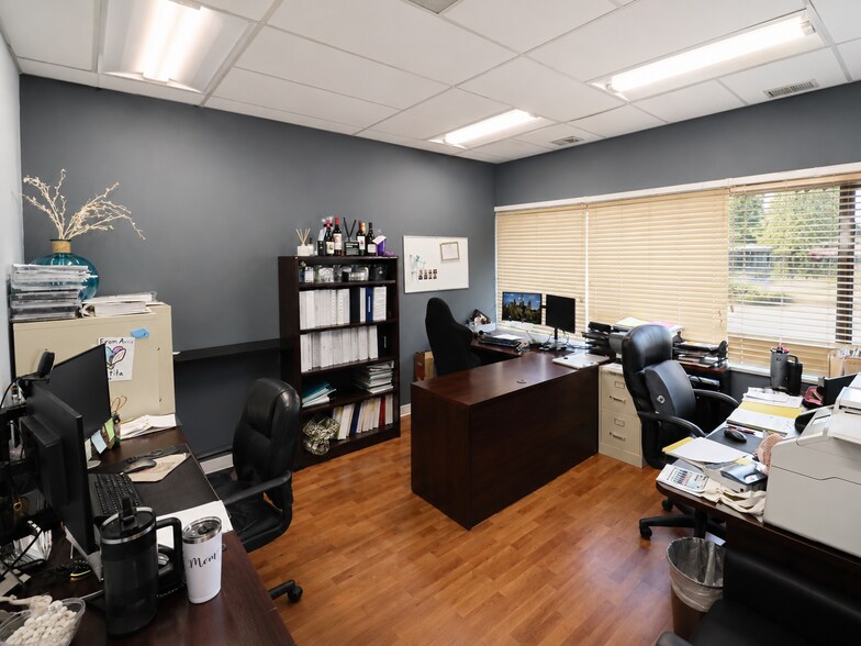 More Photos Of 935 N Plum Grove Rd, Schaumburg Office For Sale