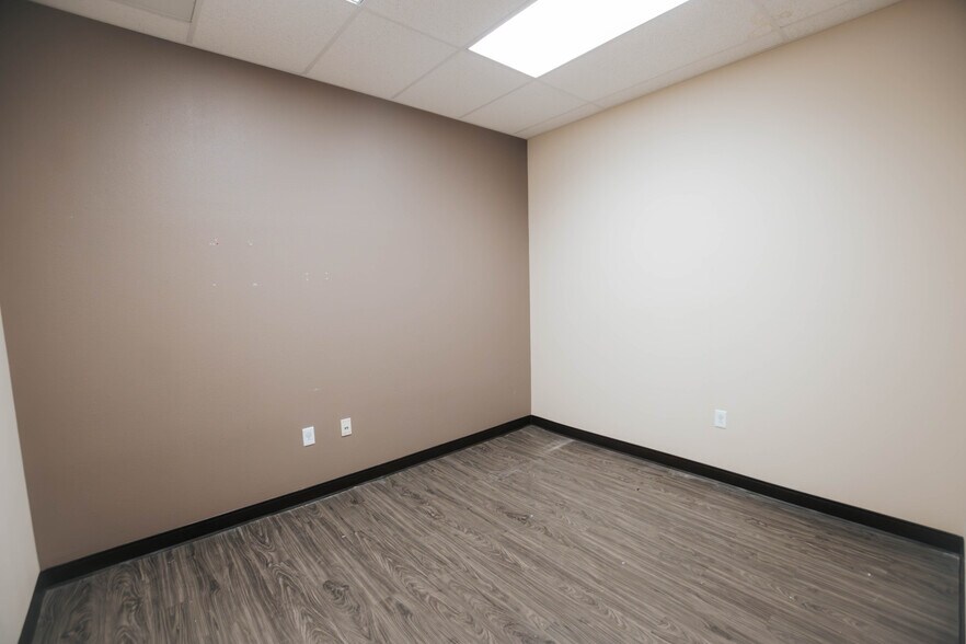 More Photos Of 9870 N Gateway Blvd, El Paso Office For Lease