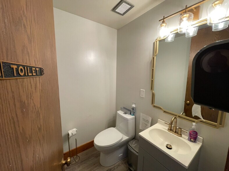 More Photos Of 116 W 19th St, Falls City Showroom For Sale