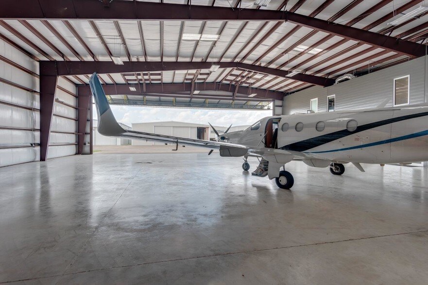 More Photos Of 18000 Groeschke Rd, Houston Airplane Hangar For Sale