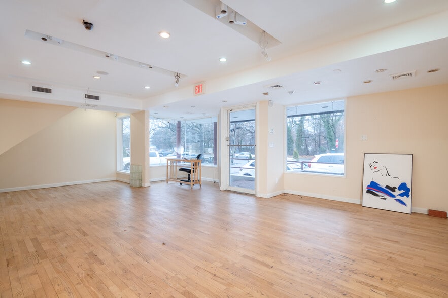 More Photos Of 62 Glen Cove Rd, Roslyn Heights Storefront Retail Office For Lease