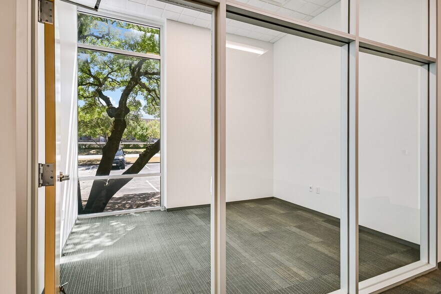 More Photos Of 10420 Metric Blvd, Austin Warehouse For Lease