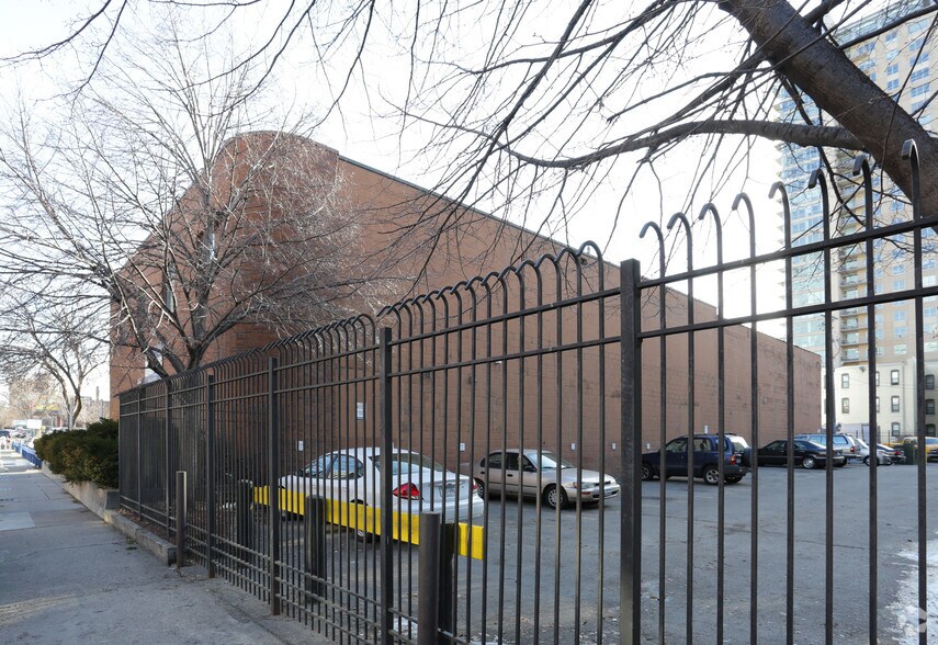 More Photos Of 917 S 5th Ave, Minneapolis Light Distribution For Sale