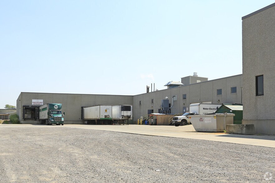 More Photos Of 1935-2007 Aetna Rd, Ashtabula Showroom For Lease