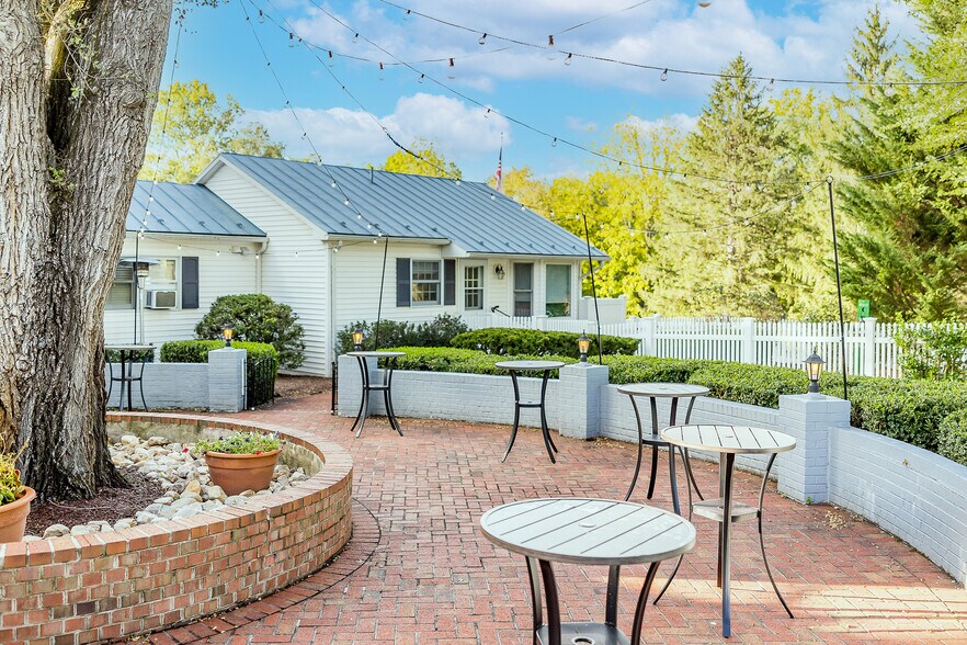 More Photos Of 1329 Commerce Rd, Staunton Hotel For Sale