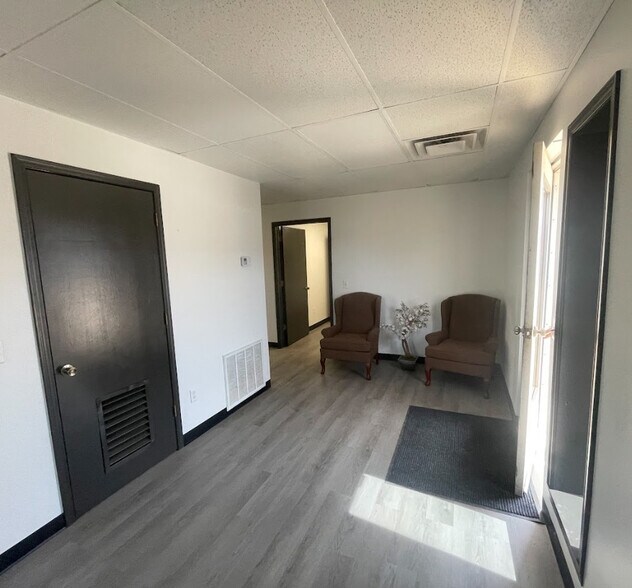 More Photos Of 149 S 40th St, Springdale Showroom For Lease