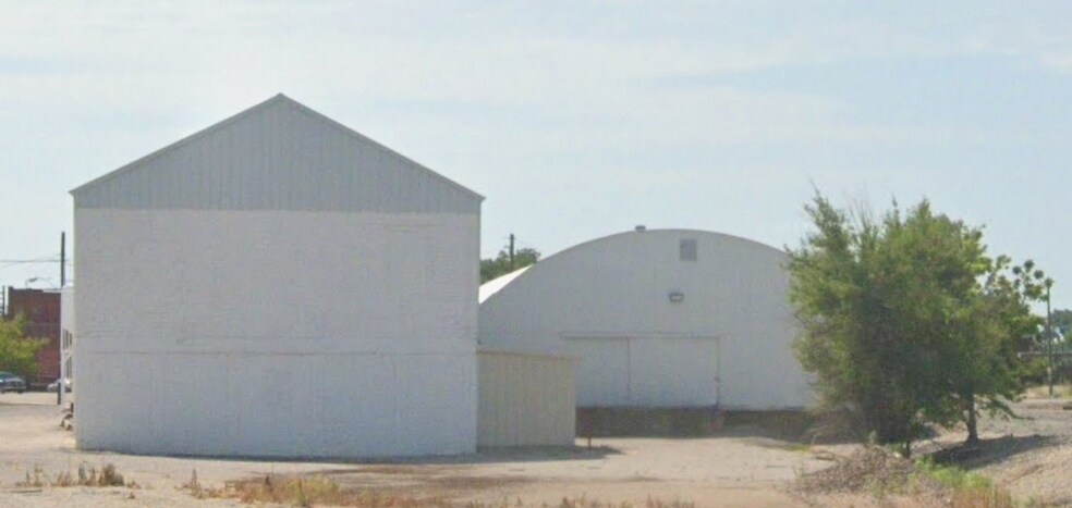 More Photos Of 202 E Charles Ave, Pauls Valley Warehouse For Lease