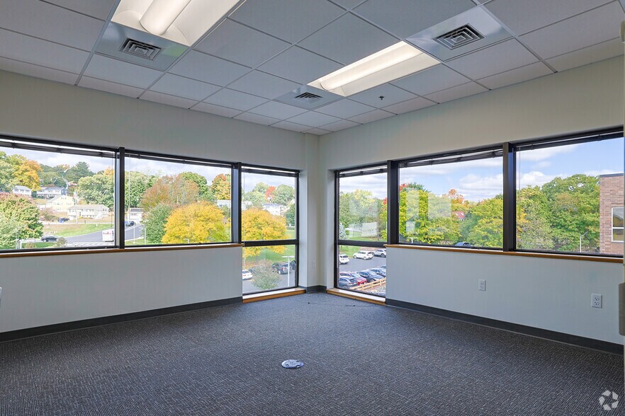 More Photos Of 465 Waverley Oaks Rd, Waltham Office For Lease