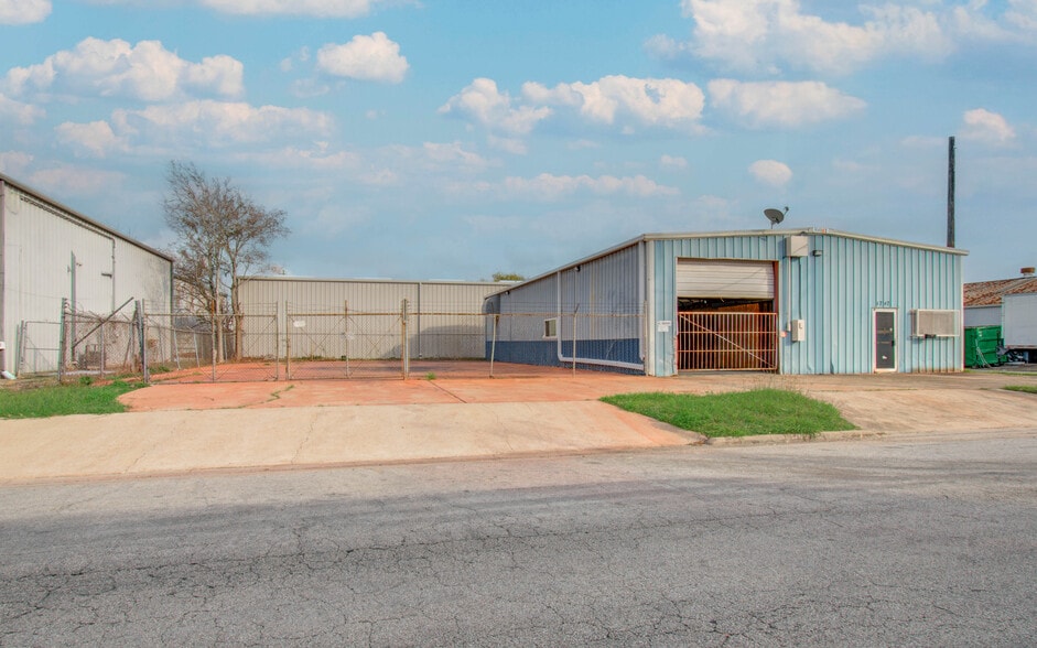 More Photos Of 5747 Northdale St, Houston Industrial For Lease