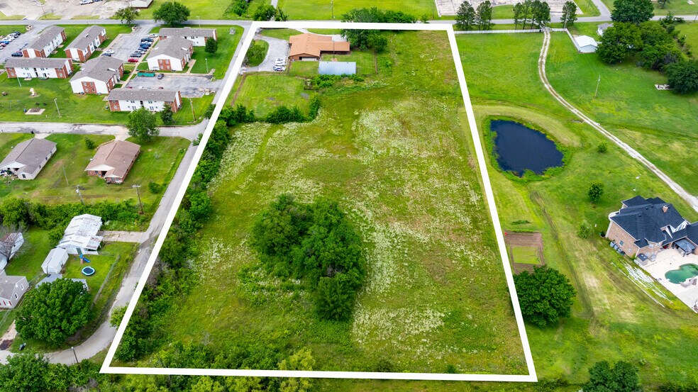 More Photos Of 1404 S B St, Henryetta Veterinarian Kennel For Sale