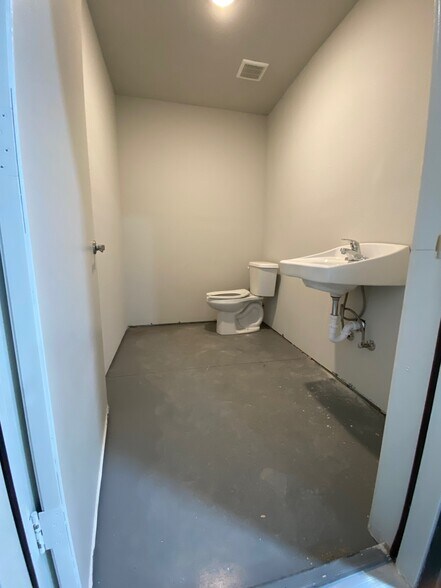 More Photos Of 6585 N FM 1417, Denison Warehouse For Sale