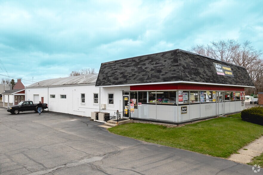 More Photos Of 1111 W Chicago Blvd, Tecumseh Storefront Retail Office For Sale