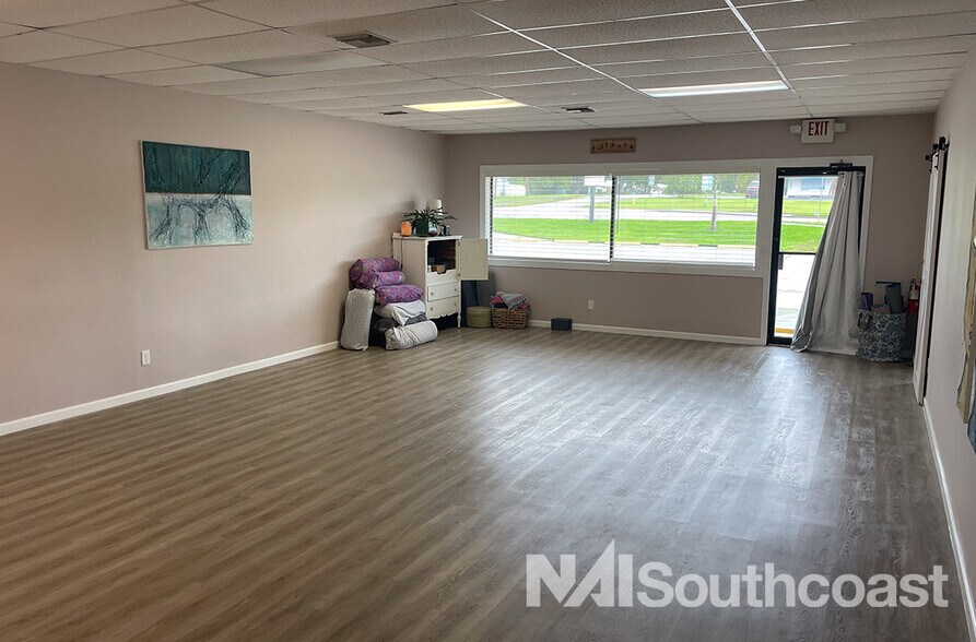 More Photos Of 2327-2331 NE Dixie Hwy, Jensen Beach General Retail For Lease