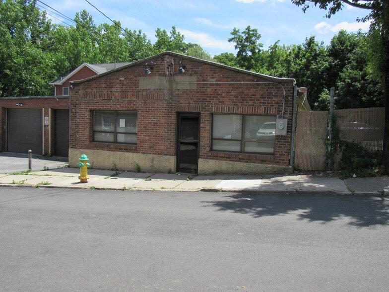 More Photos Of 32 Aqueduct St, Ossining Warehouse For Lease