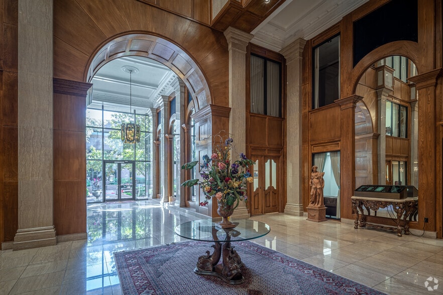 More Photos Of 952 Echo Ln, Houston Office For Lease