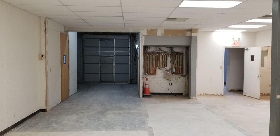 More Photos Of 1166-1200 W Chestnut St, Union Township Showroom For Lease