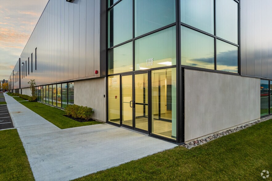 More Photos Of 11235 Boul Métropolitain E, Montréal Distribution For Lease