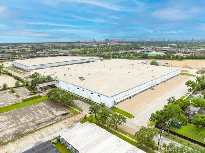 More Photos Of 2103 Ernestine St, Houston Unknown For Lease