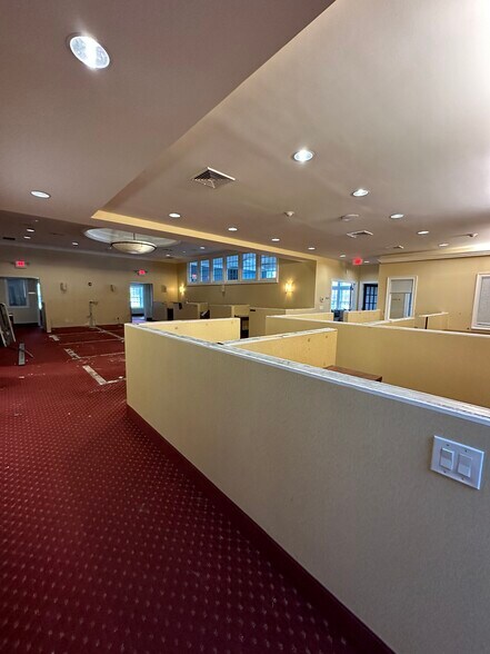 More Photos Of 25 Nassau Ln, Island Park Office For Lease