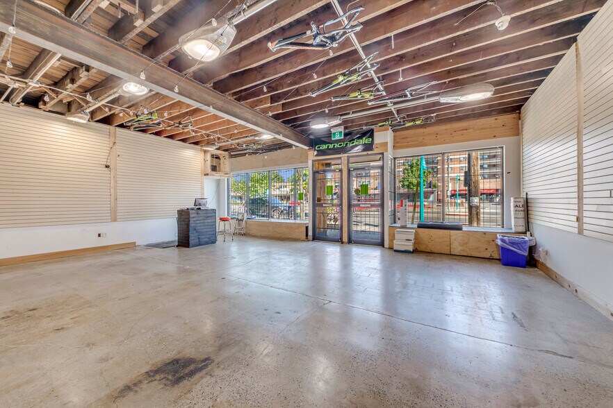 More Photos Of 3267 Lake Shore Blvd W, Toronto Storefront For Sale