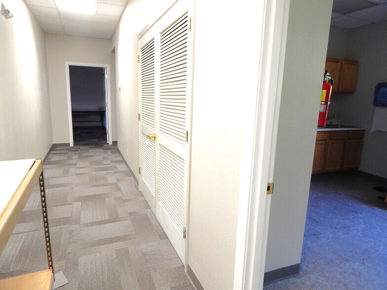 More Photos Of 2020-2040 NW Newcastle St, Roseburg Office For Lease