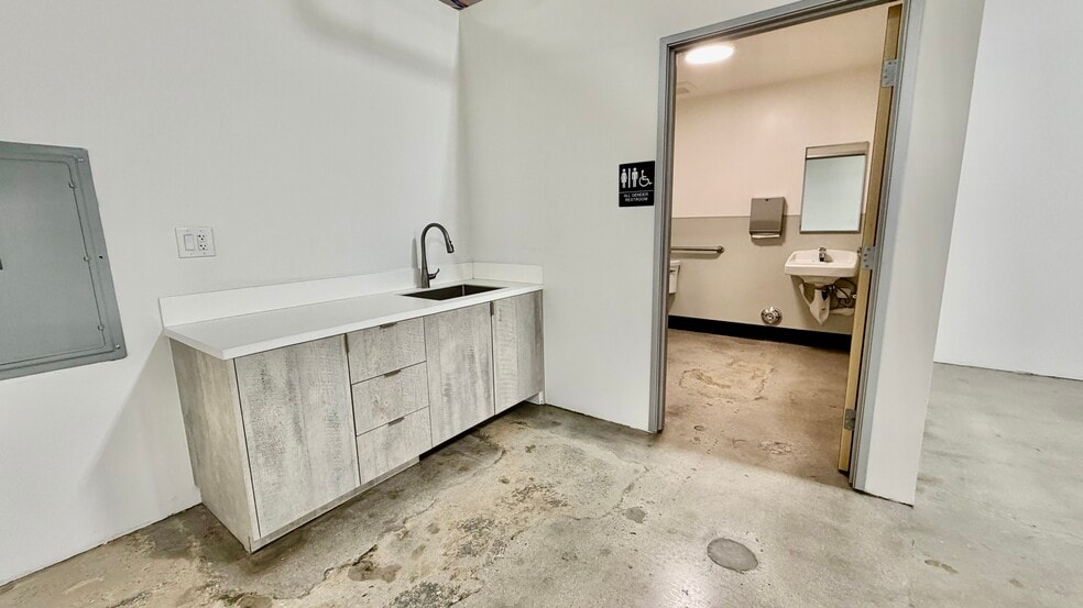 More Photos Of 18320-18330 Oxnard St, Tarzana Unknown For Lease