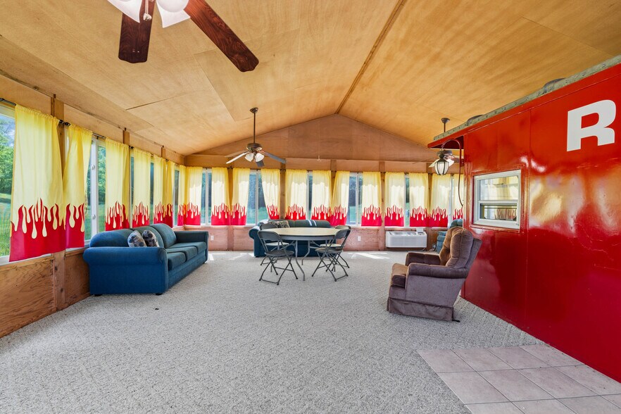 More Photos Of 7820 SE Vandalia Dr, Runnells Veterinarian Kennel For Sale